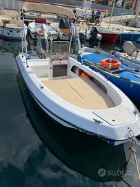 Barca molinari 4,5 ormeggiata moletto ardenza Liv.