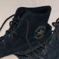 Converse nere scamosciate