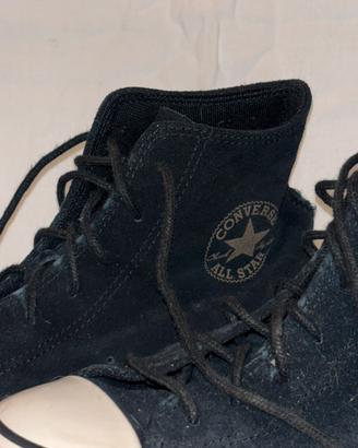 Converse nere scamosciate