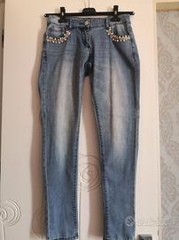 Jeans donna con perle e catena