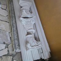 colonne,capitelli  e cornici in gesso 