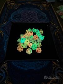 Vassoio + 2 set dadi D&D luminosi al buio