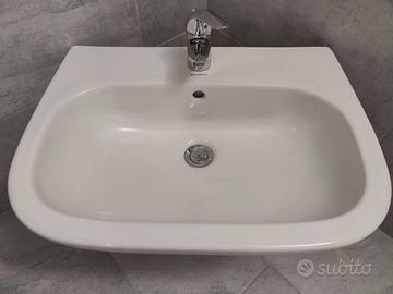 Lavabo bianco Duravit con miscelatore Grohe