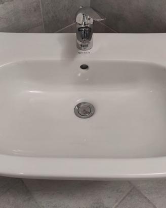 Lavabo bianco Duravit con miscelatore Grohe