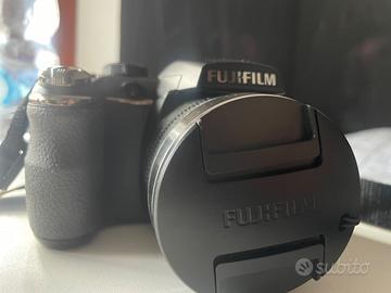 Fotocamera FujiFilm Finepix S con accessori