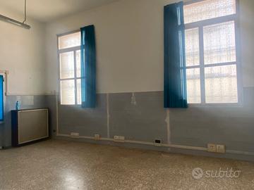 Laboratorio magazzino con ufficio zona centrale