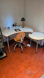 scrivania con sedia