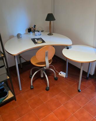 scrivania con sedia