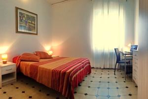 Camera da letto arredata - in villa