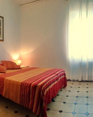 Camera da letto arredata - in villa