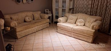 divani confortevoli in eccellenti condizioni