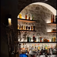 Cameriera, barista e banconista