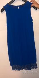 Abito blu con dettagli in pizzo