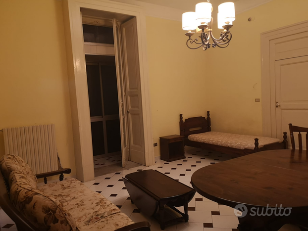 Camera da letto per studentesse in via Foria n.57