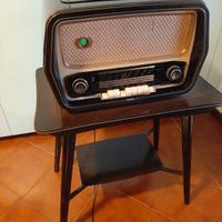 Radio Magnadyne FM 150 con giradischi e stand