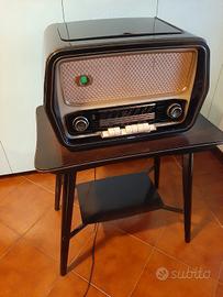 Radio Magnadyne FM 150 con giradischi e stand