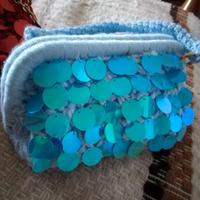 Borsa clutch con manico e paillettes in celeste