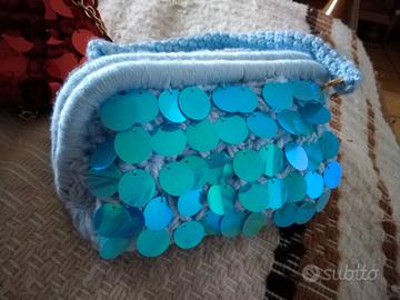 Borsa clutch con manico e paillettes in celeste