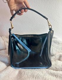 Borsa a spalla Carpisa nera vernice e azzurro