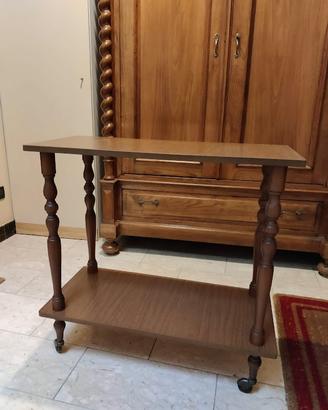 Tavolino in legno con rotelle