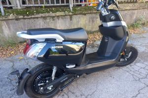 MOTRON WHIZZ SCOOTER ELETTRICO 50cc