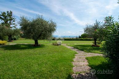 VILLA A SCHIERA A SOIANO DEL LAGO