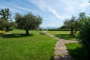 VILLA A SCHIERA A SOIANO DEL LAGO