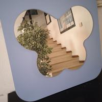 specchio farfalla su pannello colore lavanda 60x60