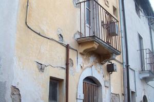 Casa a schiera da ristrutturare con giardino