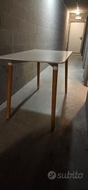 Tavolo da cucina bianco con gambe in legno Otello