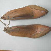 Vecchie forme per scarpa in legno per calzolaio