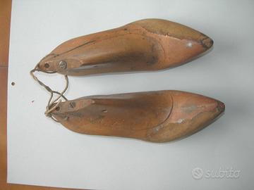 Vecchie forme per scarpa in legno per calzolaio
