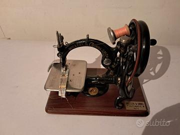 Macchina per cucire antica