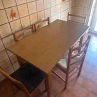 Cucina in rovere con tavolo