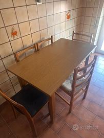 Cucina in rovere con tavolo