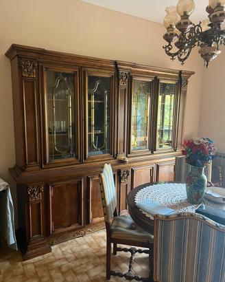 Sala da pranzo classica in legno massiccio
