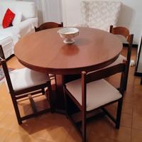 Tavolo rotondo in legno con 6 sedie