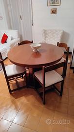 Tavolo rotondo in legno con 6 sedie