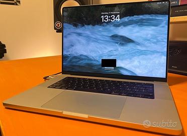 Macbook Pro M1 Pro 16GB 512GB 16'' con KASKO