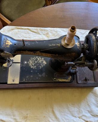 Singer vintage nera con decori dorati (manovella)