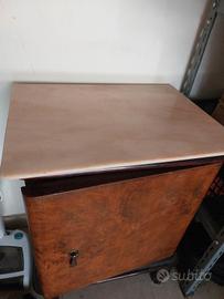 Comodino di legno con marmo rosa