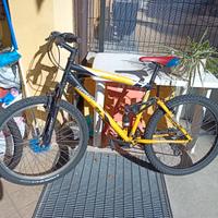 bici MTB con doppio ammortizzatore 