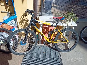 bici MTB con doppio ammortizzatore 