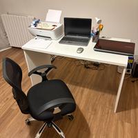 Scrivania e sedia per studio