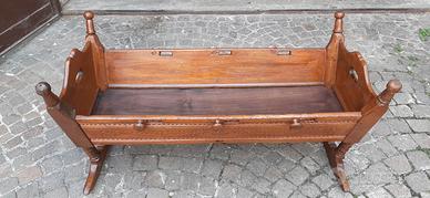 Antica culla intarsiata