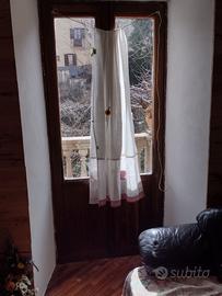 balcone di legno rivestito con listelli di mogano