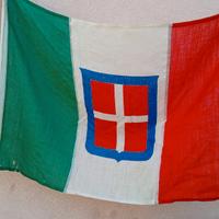 bandiera italiana con scudetto Savoia