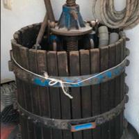 torchio e bidoni per vendemmia