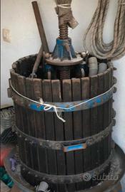 torchio e bidoni per vendemmia