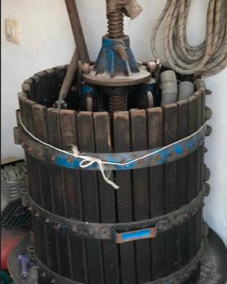 torchio e bidoni per vendemmia